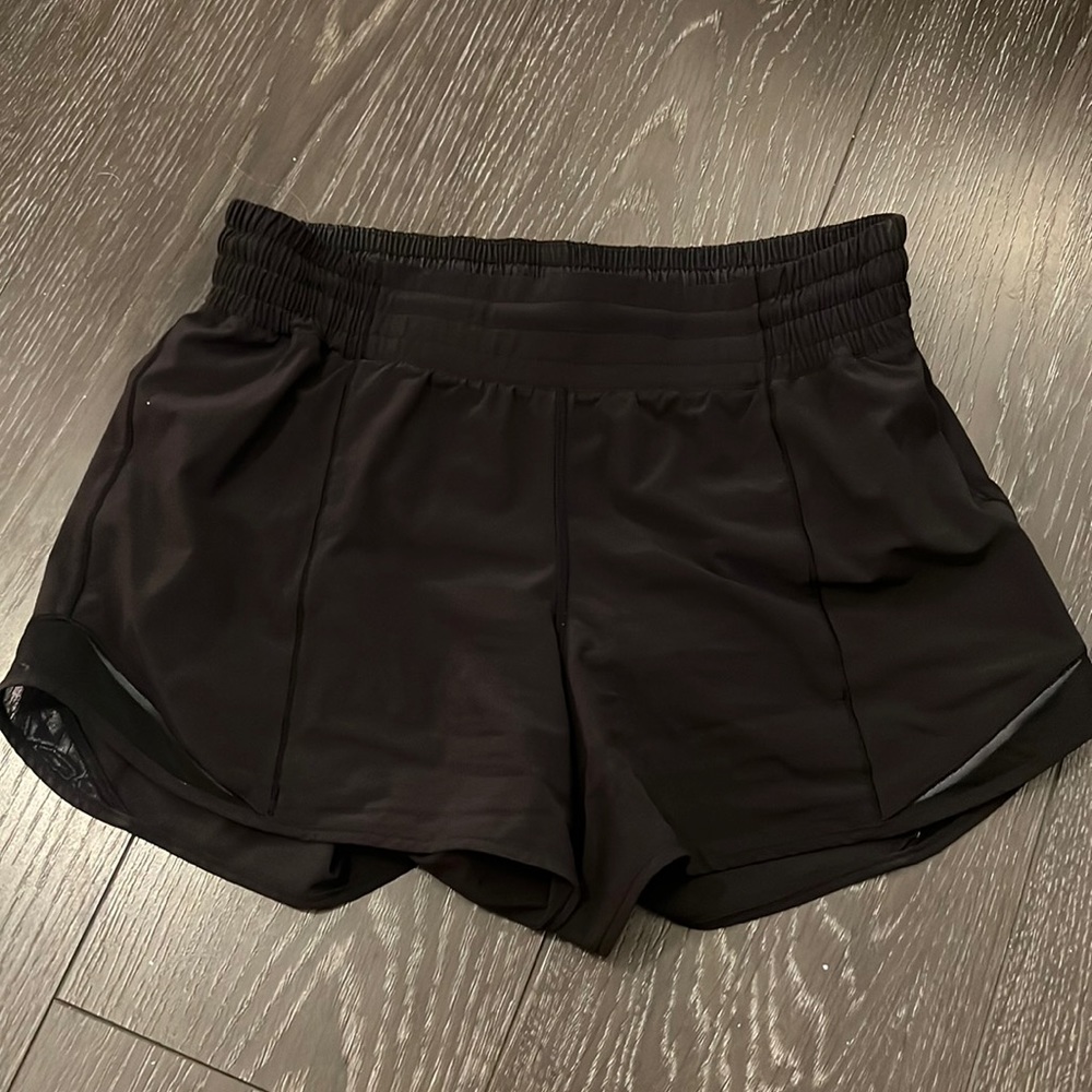 lulu lemon 4inch hottyhot black shorts - size 8